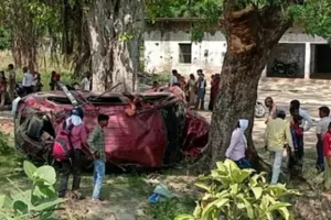 Road Accident : बाइक सवार को रौंदते हुए पेड़ से टकराई कार, चार की मौत