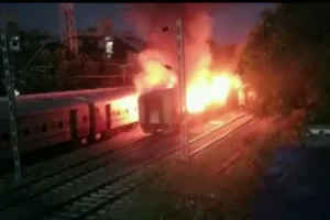 लखनऊ से रामेश्वरम जा रही ट्रेन में लगी आग, अब तक 10 लोगों की मौत