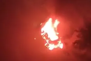 कार में लगी आग, जिन्दा जले दो लोग ; देखें Video