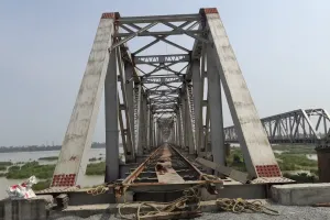 बलिया : तेजी से चल रहा निर्माणाधीन रेलपुल पर ट्रैक बिछाने का काम, अंतिम दौर में दोहरीकरण