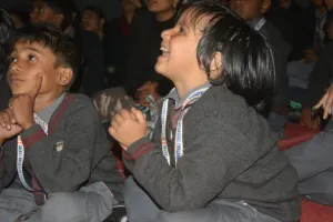 In Photo : मन:स्थली एजुकेशन सेंटर में खगोलीय रोमांच देखकर बच्चे उत्साहित
