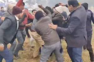 वकीलों ने खाकी पर सरेआम उठाया हाथ, दरोगा को पीटा ; VIDEO Viral