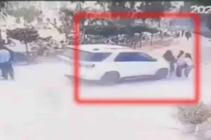 ‘हिट एंड रन’ का वीडियो आया सामने, बेकाबू कार ने युवती को मारी टक्कर