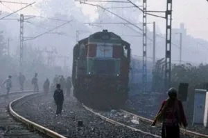 ट्रेन की चपेट में आने से तीन रेलकर्मियों की दर्दनाक मौत