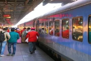 बलिया खबर : लम्बी दूरी की ट्रेनों में आरक्षित सीट के लिए परदेसी परेशान