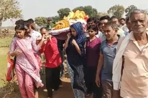 बेटियों ने निभाया बेटे का फर्ज : पिता की अर्थी को कंधा देने के बाद चिता को दी मुखाग्नि