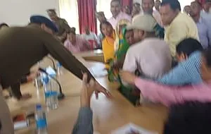 बलिया : संपूर्ण समाधान दिवस में उच्चाधिकारियों के सामने युवक ने खुद को मारा चाकू, मचा हड़कम्प