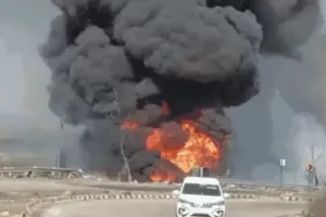 गैस सिलेंडर से भरा टैंकर पलटा, भड़की भीषण आग ; जिंदा जले ड्राइवर और क्लीनर