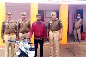 बलिया में चोरी की बाइक पर फर्राटा भर रहा था युवक, पड़ी पुलिस की नजर
