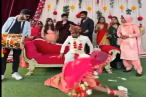 वो भूल गई कि शादी उसी की हो रही है... खुद की शादी में पैसे लूटने लगी दुल्हन, देखें वीडियो 