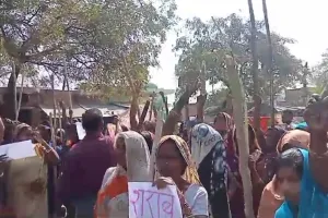 बलिया : शराब दुकान के पास युवक का शव मिलने पर ग्रामीणों ने काटा बवाल, प्रदर्शन के साथ रोकी रफ्तार