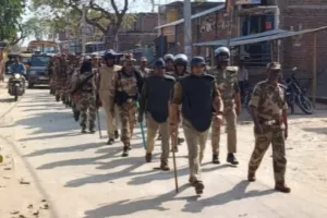 बलिया पुलिस ने निकाला फ्लैग मार्च