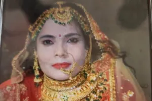 बलिया में फंदे से लटकता मिला विवाहिता का शव