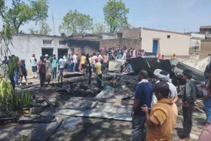 बलिया में आग का तांडव : तीन परिवारों का आशियाना राख, टेम्पो के साथ जिन्दा जले तीन बेजुबान