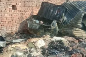 बलिया में सिलिंडर फटने से जले 26 परिवारों के आशियाने, देखें Video 