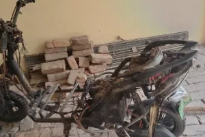 बलिया : बैटरी फटने से जलकर खाक हुई स्कूटी
