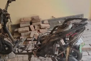 बलिया : बैटरी फटने से जलकर खाक हुई स्कूटी