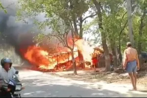बलिया में आग का तांडव : पांच झोपड़ियां राख, 25 बेजुबानों ने गंवाई जान