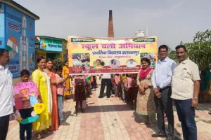 बच्चों ने निकाली स्कूल चलो रैली : बलिया बीएसए ने नौनिहालों को विद्यालय भेजने और मतदान के लिए किया जागरूक