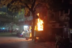 बलिया शहर के एक मकान में लगी आग, बुझाने में जुटे फायर ब्रिगेड के जवान ; देखें Video 