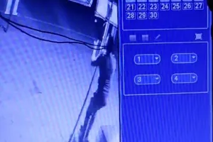 बलिया : ड्यूटी पर तैनात सिपाही का बल्ब चुराते वीडियो वायरल !