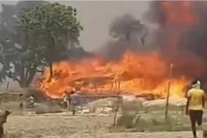 बलिया में आग का कहर : 125 से अधिक झोपडियां जलकर राख, मची चीख-पुकार