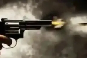 बलिया में दबंगई : बाइक सवार बदमाशों ने सरेराह दुकानदार पर चलाई गोली