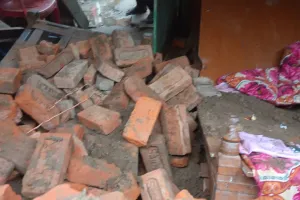 बलिया में बारिश के बीच गिरी दीवार, मलबे में दबे सगे भाई समेत तीन लड़के