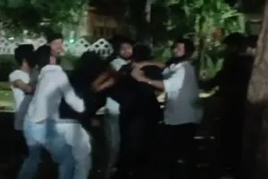Video : बलिया में लक्ष्मी पूजा के दौरान प्रधान और पूर्व प्रधान पक्ष में जमकर मारपीट, पांच गिरफ्तार, पुलिस तैनात