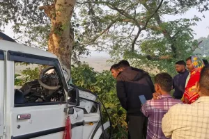 बलिया में भीषण Road Accident : पेड़ से टकराई तेज रफ्तार बोलेरो, चार लड़कों की दर्दनाक मौत
