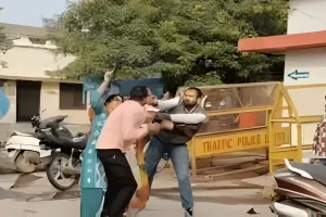 ASI पति को पराई महिला संग देख भड़की पत्नी, पुलिस चौकी में ही कर दी जमकर कुटाई, VIDEO वायरल