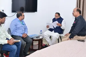 बलिया में मेडिकल कॉलेज के शिलान्यास की कवायद तेज, कार्यवाहक प्राचार्य ने परिवहन मंत्री और अधिकारियों संग की चर्चा