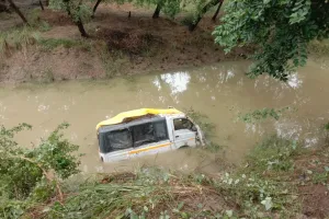 Ballia News : अनियंत्रित मैजिक पानी भरे गड्ढे में गिरी, पति-पत्नी और बेटी समेत 6 घायल