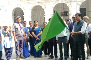 वंदे मातरम का 150 वर्ष : बलिया में छात्रों की रैली को डीएम ने दिखाई हरी झंडी