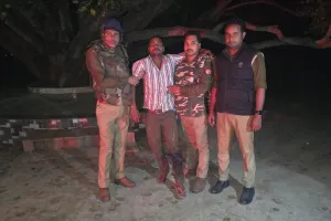 बलिया पुलिस से मुठभेड़ में आजमगढ़ का बदमाश गिरफ्तार, पैर में लगी गोली