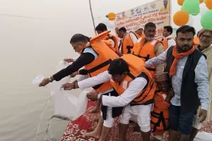 BALLIA BREAKING : गंगा में छोड़ी 2000000 मछलियों की अंगुलिकाएं