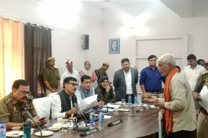 बलिया में डीएम-एसपी ने सुनी समस्याएं, लेखपाल-कानूनगो को चेतावनी