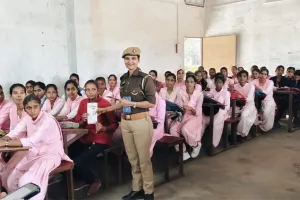मिशन शक्ति अभियान फेज-5.0 : आधी आबादी को कुछ यूं जागरूक कर रही बलिया पुलिस