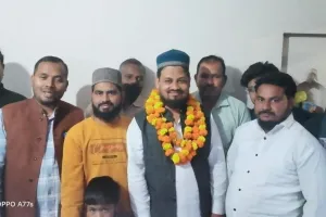 Ballia News : मां और बहन के साथ उमरा के लिए मक्का रवाना हुए अधिवक्ता अहमद हसन 