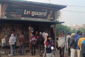 बलिया में आटोपार्टस की दुकान में लगी भीषण आग, कार समेत लाखों का सामान स्वाहा