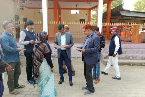 Ballia DM ने इन बूथों का किया निरीक्षण, बीएलओ को लगाई फटकार