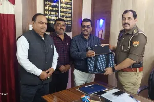 बलिया में प्रधानाध्यापक की बाइक से गिरा बैग आधे घंटे में मिला, कोतवाल की सराहना 