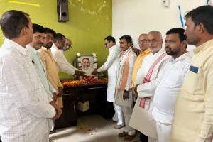 Ballia News : नम आंखों से याद किये गये छात्र नेता जगत नारायण मिश्र, स्मृतियों को नमन् कर दी श्रद्धांजलि