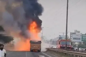 हाइवे पर भीषण सड़क हादसा : कई वाहन टकराए, सात लोग जिन्दा जले