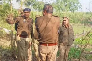 सगाई से एक दिन पहले प्रेमी संग फंदे पर लटकी युवती, दुपट्टे से लटके मिले दोनों के शव