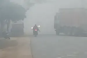 घने कोहरे के बीच सर्द हवाओं ने बढ़ा दी ठंड : अलाव का सहारा ले रहे लोग, बलिया में ठिठुरते हुए स्कूल जाते दिखे बच्चे