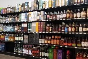 Good news for liquor Enthusiasts : बलिया में क्रिसमस और New Year पर देर रात तक खुलेंगी आबकारी दुकानें