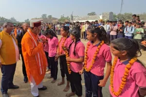 Ballia में 'फेफना खेल महोत्सव' : 100 मीटर दौड़ में पंकज और साक्षी अव्वल, कबड्डी फाइनल में...