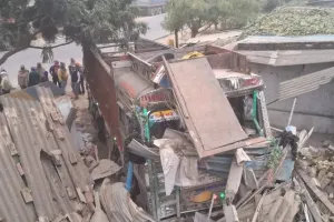 Ballia में बेकाबू हुआ ट्रक, कई दुकानें क्षतिग्रस्त