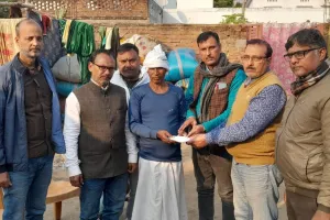 बलिया में दिवंगत रसोईया के घर सहयोग की पोटली लेकर पहुंचा प्राथमिक शिक्षक संघ